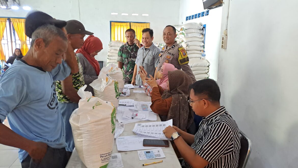 Polsek Indrapura Pengamanan Penyaluran Bantuan Pangan