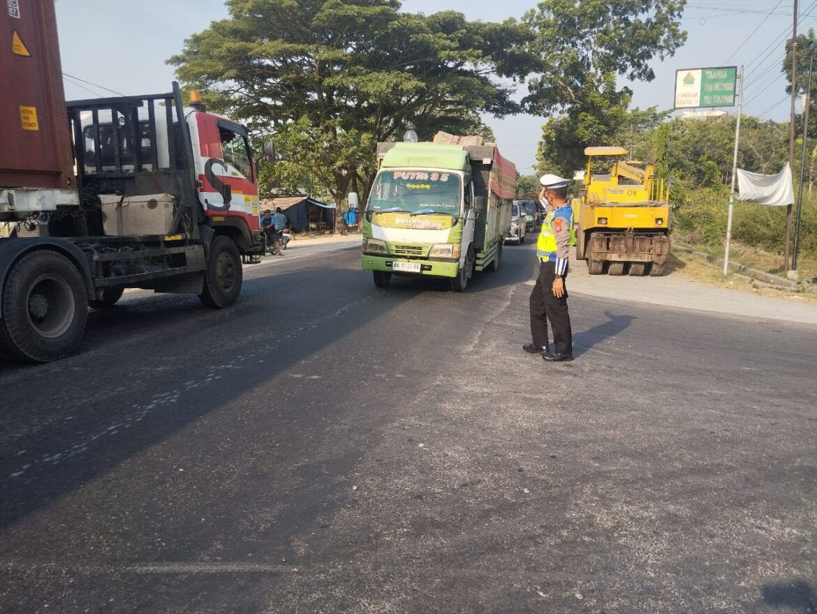Antisipasi Kemacetan Sat Lantas Polres Batu Bara Patroli Kibas Bendera