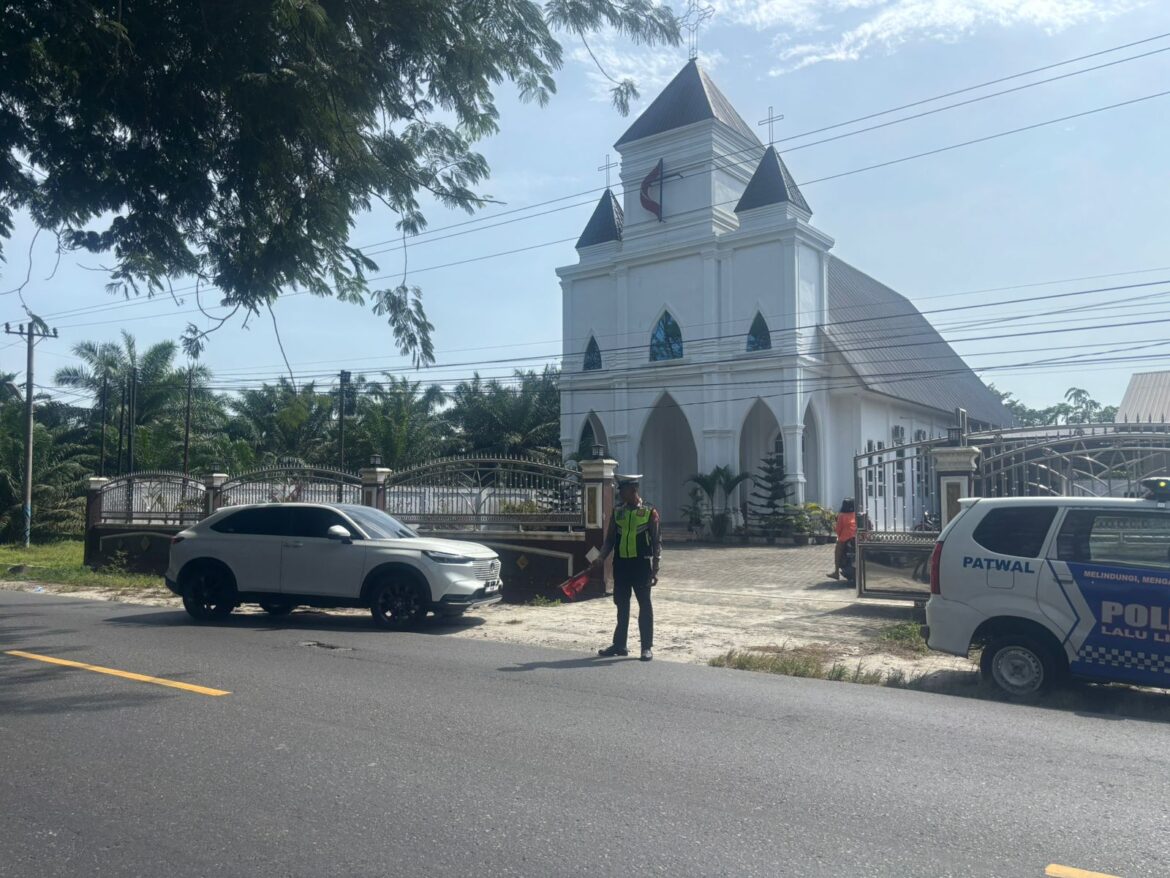 Sat Lantas Polres Batu Bara Patroli dan Gatur Lalin di Gereja