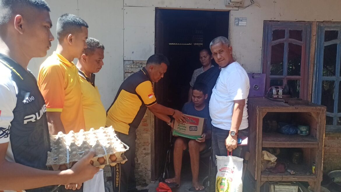 Kapolsek Labuhan Ruku AKP Cecep Suhendra Berbagi Sembako di Minggu Kasih