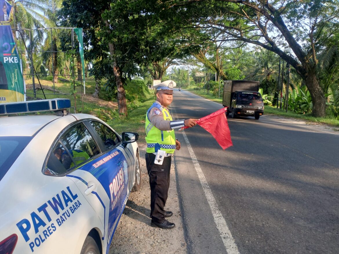 Sat Lantas Polres Batu Bara Patroli Kibas Bendera Disejumlah Ruas Jalan