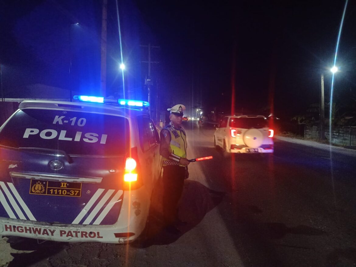 Sat Lantas Polres Batu Patroli Blue Light di Jalinsum Cegah Kemacetan