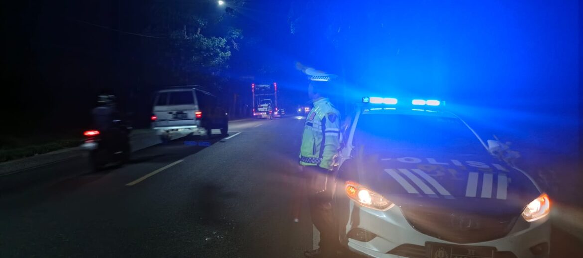 Sat Lantas Polres Batu Patroli Blue Light di Jalinsum Cegah Kemacetan