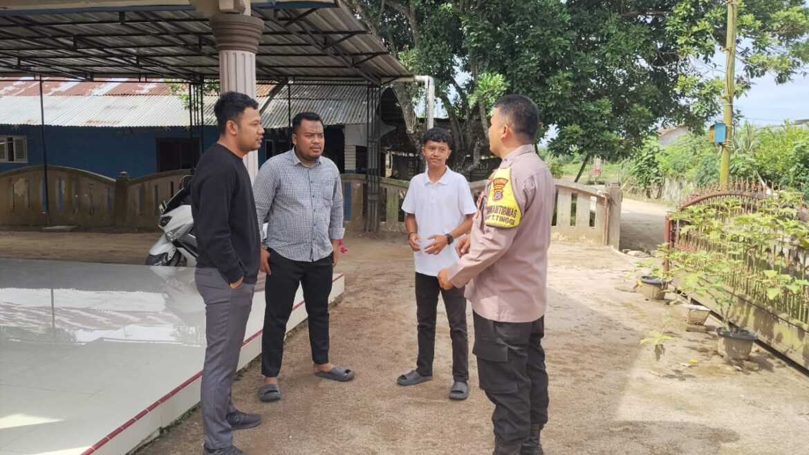 Jelang HUT RI Ke-80, Bhabinkamtibmas Polsek Tebing Tinggi Ajak Warga Pasang Bendera Merah Putih