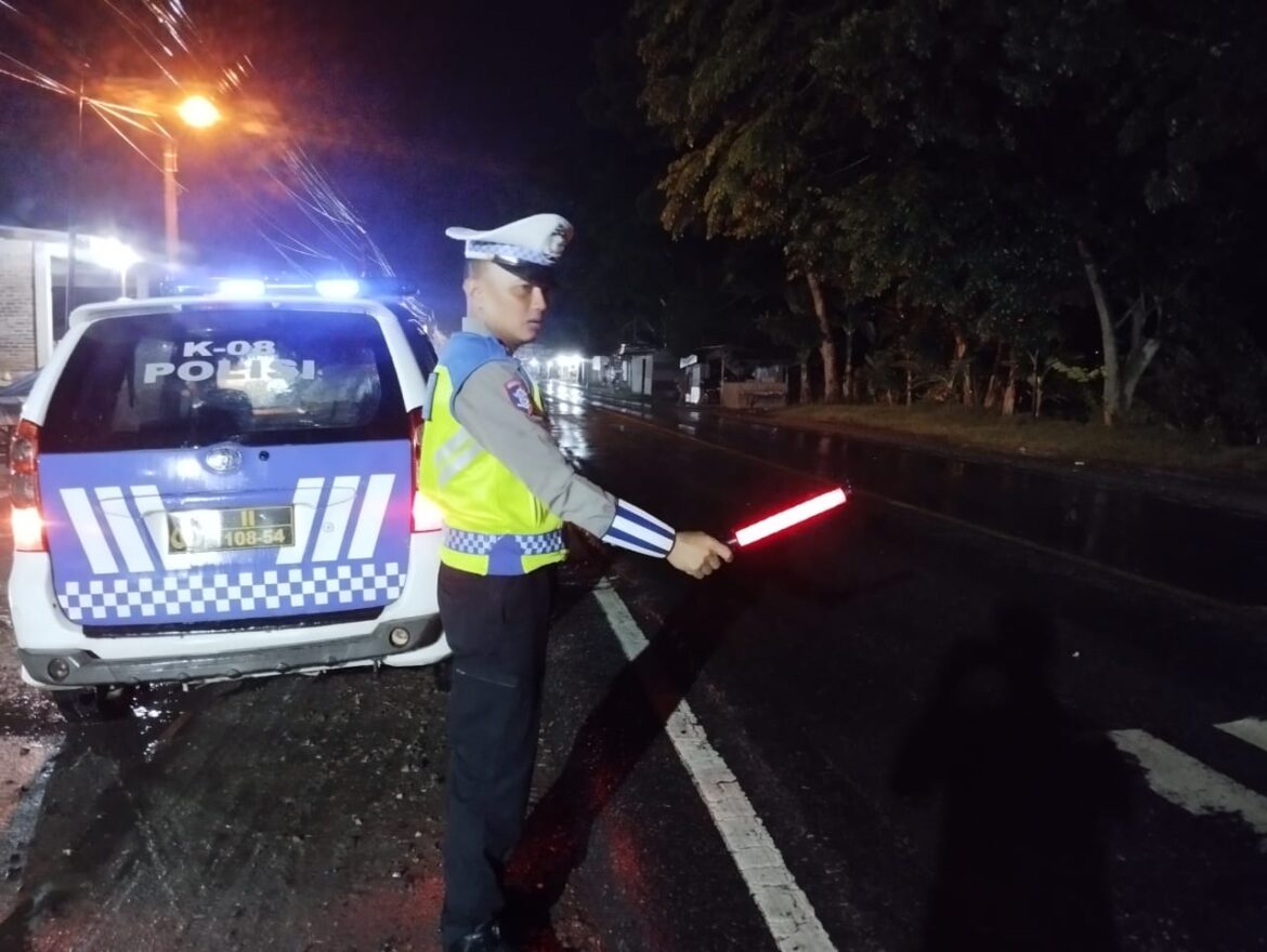 Hadirkan Kepolisian, Sat Lantas Polres Batu Patroli Blue Light di Jalinsum