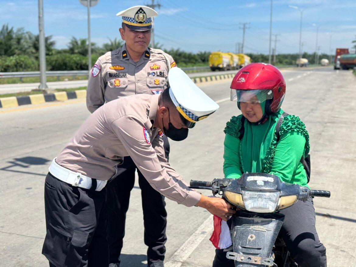 Jelang HUT RI Ke-80, Sat Lantas Polres Batu Bara Berbagi Bendera