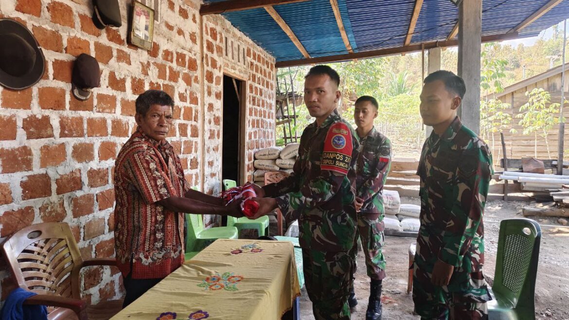 Satgas Pamtas Gelar Bhakti TNI dan Pembagian Bendera di Oepoli Sungai