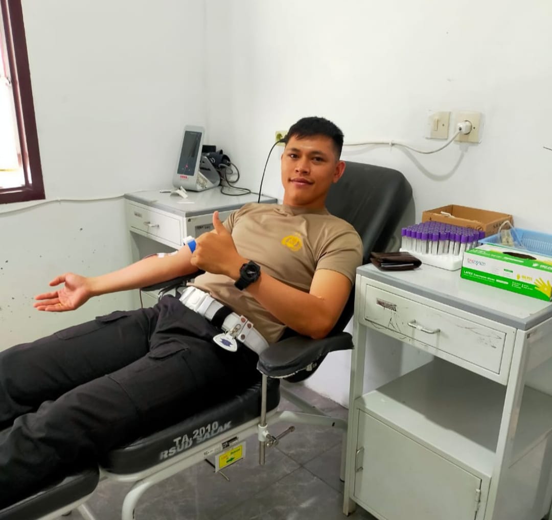Salut!.. Personil Polres Pakpak Bharat Bantu warga Masyarakat Dengan Melakukan Donor Darah