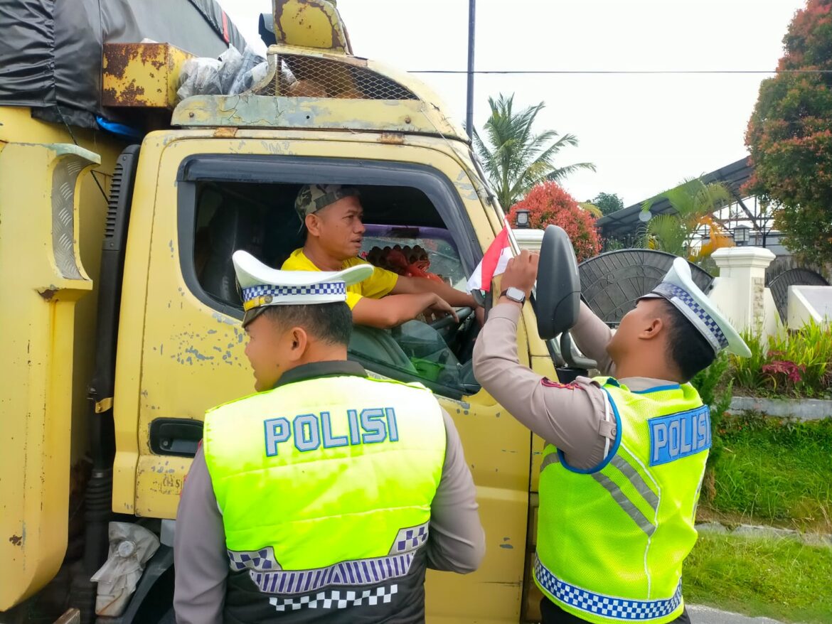 Sambut Peringatan HUT RI Ke – 80 Tahun 2025 Polres Pakpak Bharat Bagikan Bendera Kepada Masyarakat