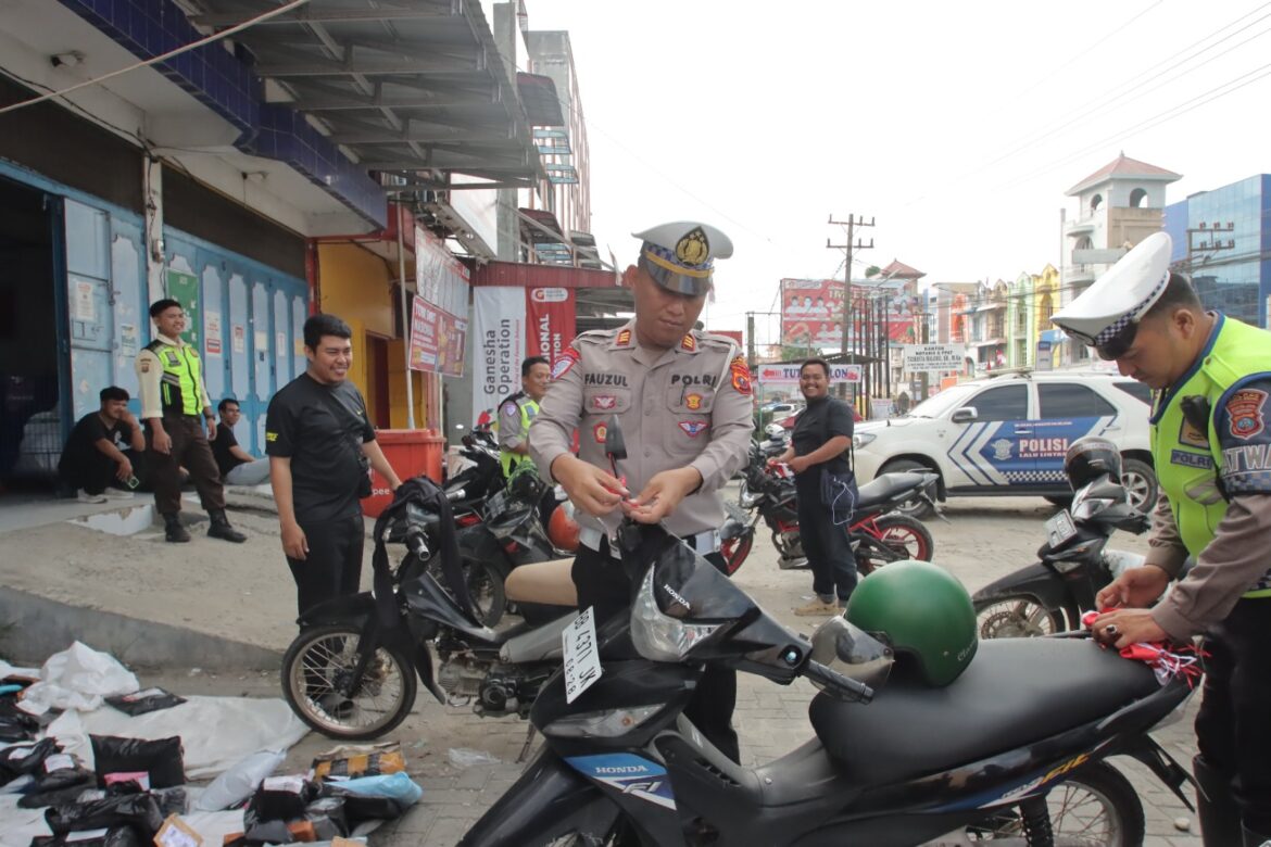 Semarak HUT RI Ke-80 Polres Sergai Bagikan Bendera