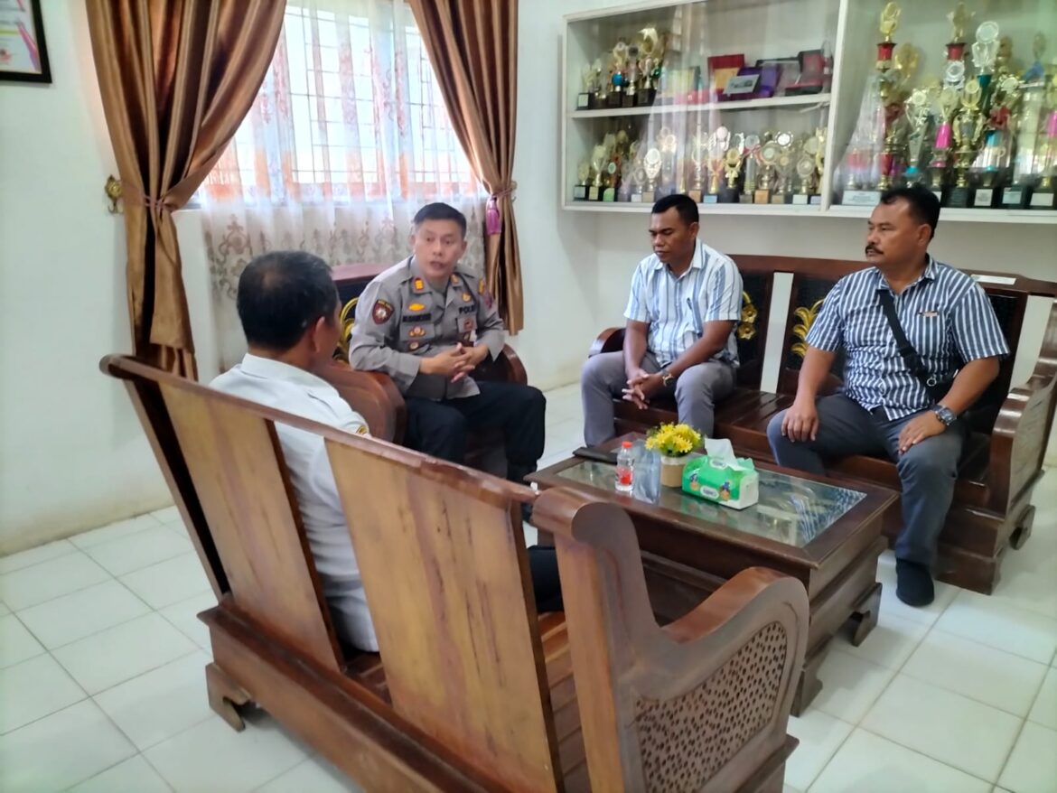 Kapolsek Padang Hulu AKP Marolop Samosir bersama Kepala SMA Negeri 4 Bahas Lokasi HUT RI Ke-80