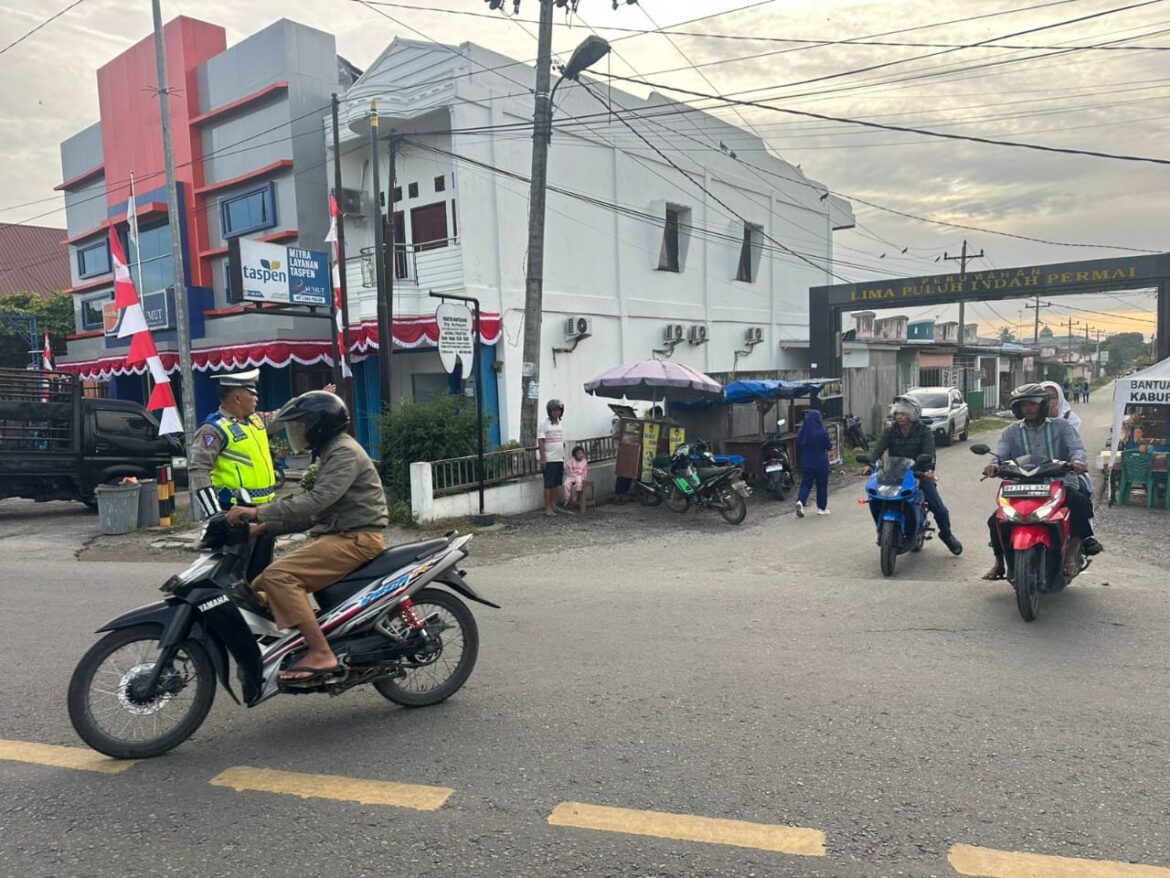Pastikan Lancar Sat Lantas Polres Batu Bara Pengaturan Lalulintas di Simpang SMP N1 Lima Puluh