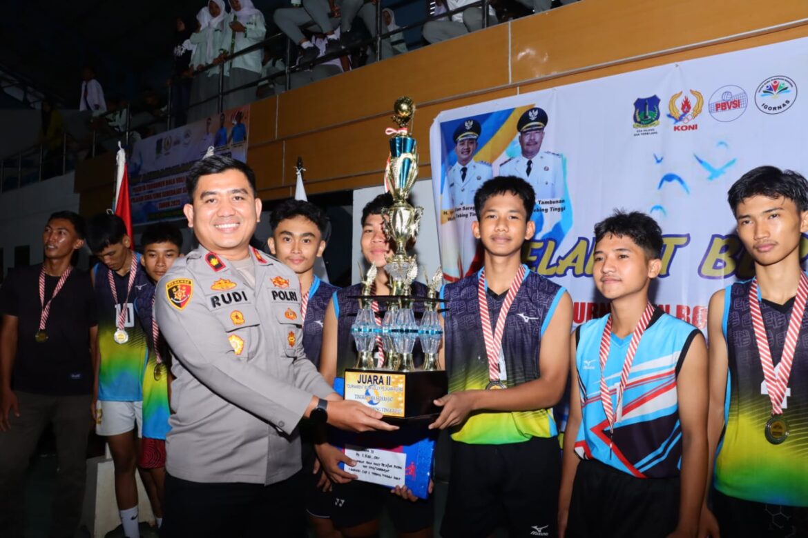 Wakapolres Tebing Tinggi Kompol Rudi Syahputra, S.Kom Hadiri Penutupan Turnamen Bola Voli Antar Pelajar