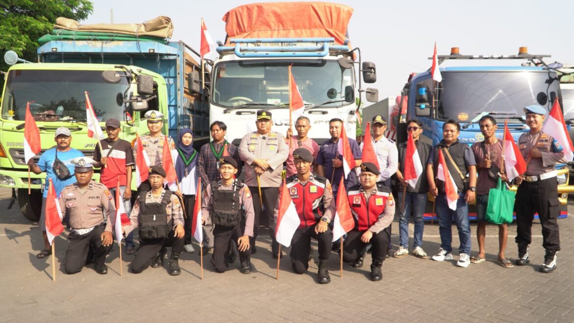 Jelang HUT RI ke-80 Polres Pasuruan Gandeng Mahasiswa, LSM, dan Media Bagikan 500 Bendera untuk Supir Truk dan warga perumahan