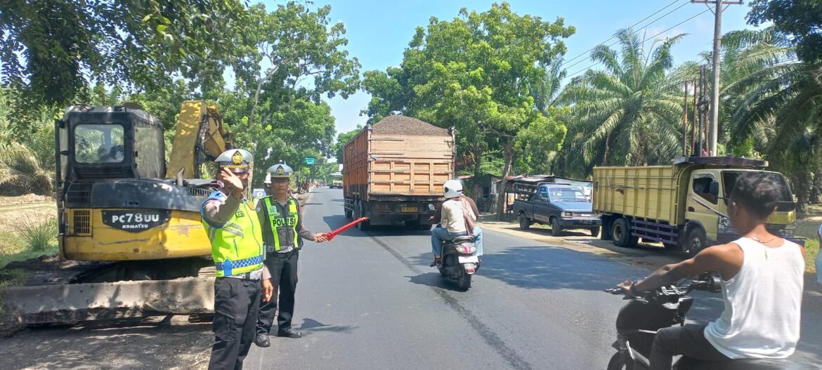 Sat Lantas Polres Batu Bara Pengamanan Lokasi Perbaikan Beram Jalan