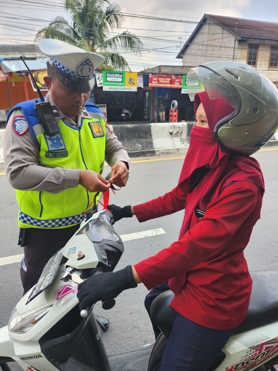 Sat Lantas Polres Tebing Tinggi Ajak Pengguna Jalan Pasang Bendera Merah Putih