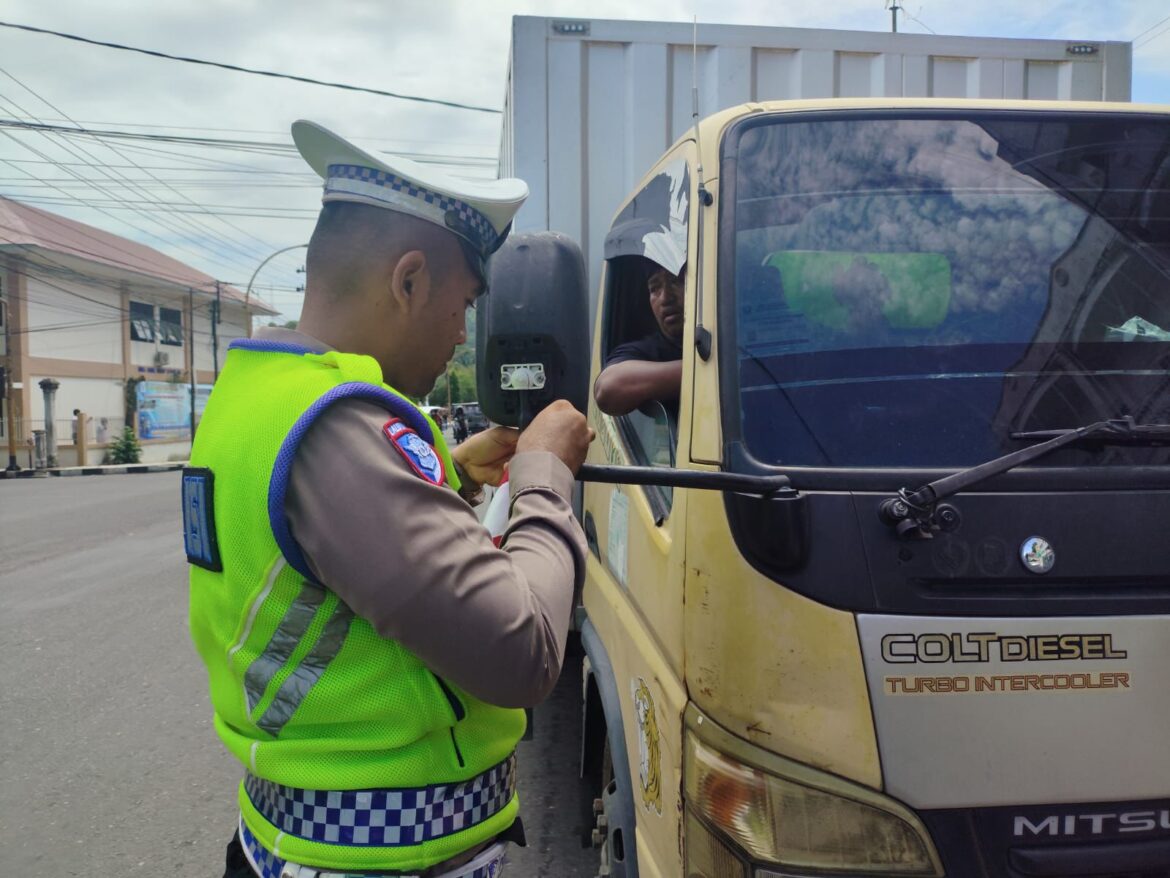 Kobarkan Semangat Nasionalisme, Polres Sibolga Bagikan Bendera Merah Putih