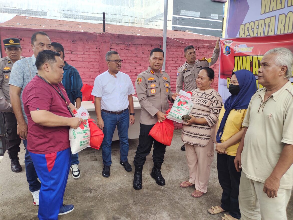 Jumat Curhat, Kapolres Tebing Tinggi Bagikan Sembako kepada Warga Jalan Kartini