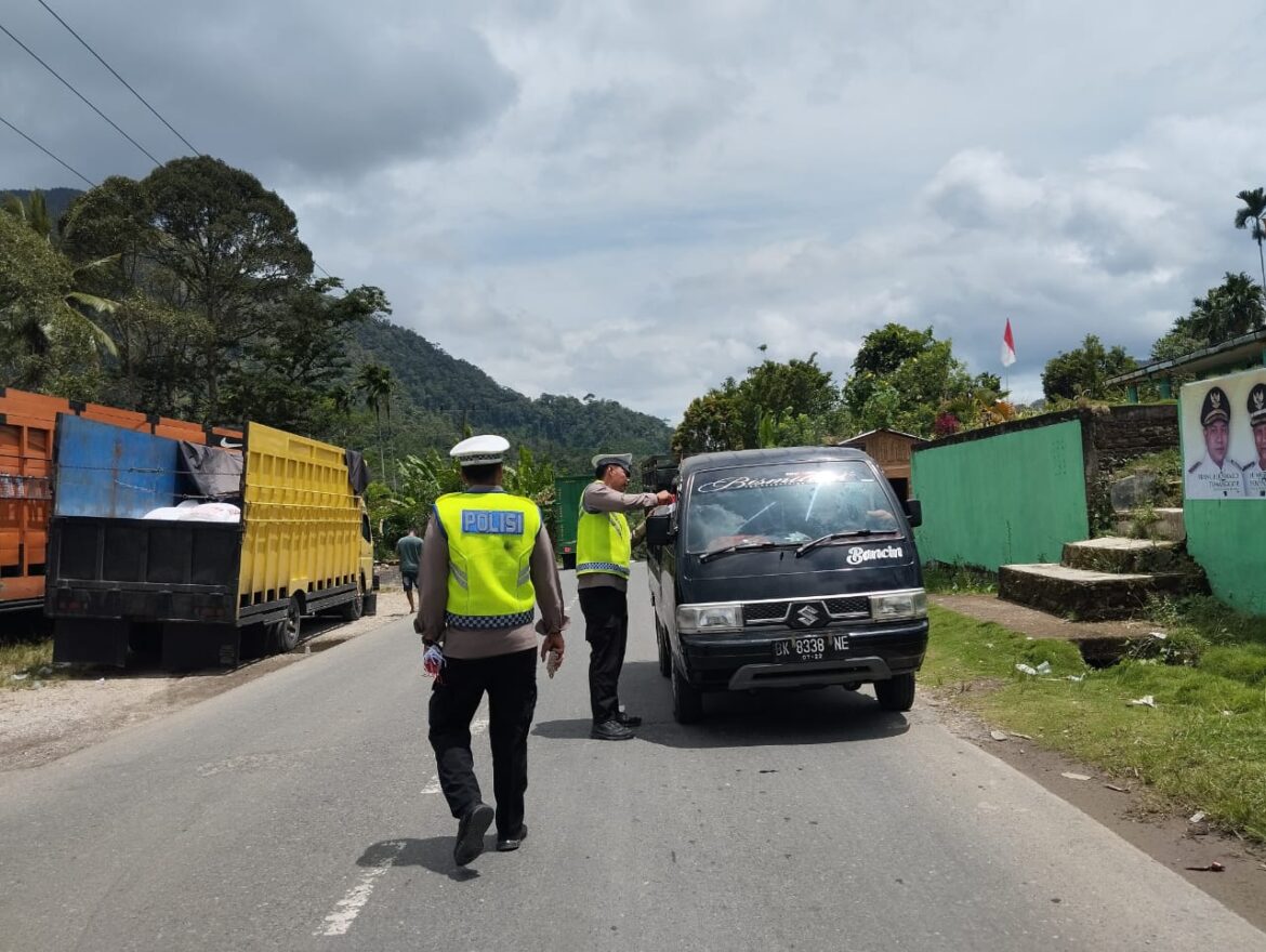 Sapa Masyarakat Polantas Pakpak Bharat Bagikan Bendera Merah Putih Ajak Masyarakat Kibarkan bendera Jelang HUT RI Ke-80