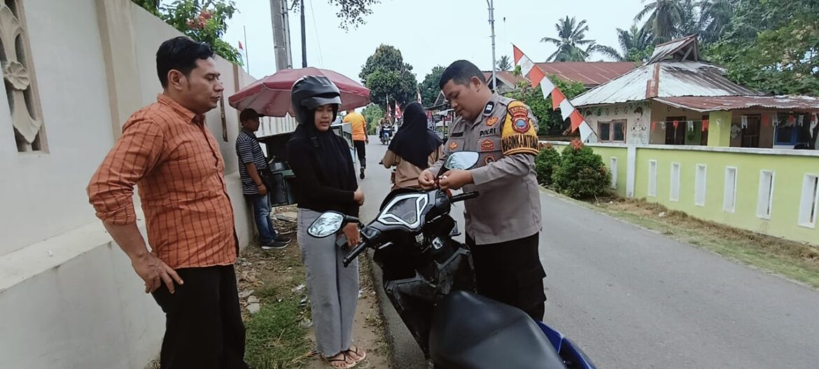 Semangat Kemerdekaan, Polsek Lima Puluh Bagikan Bendera Merah Putih