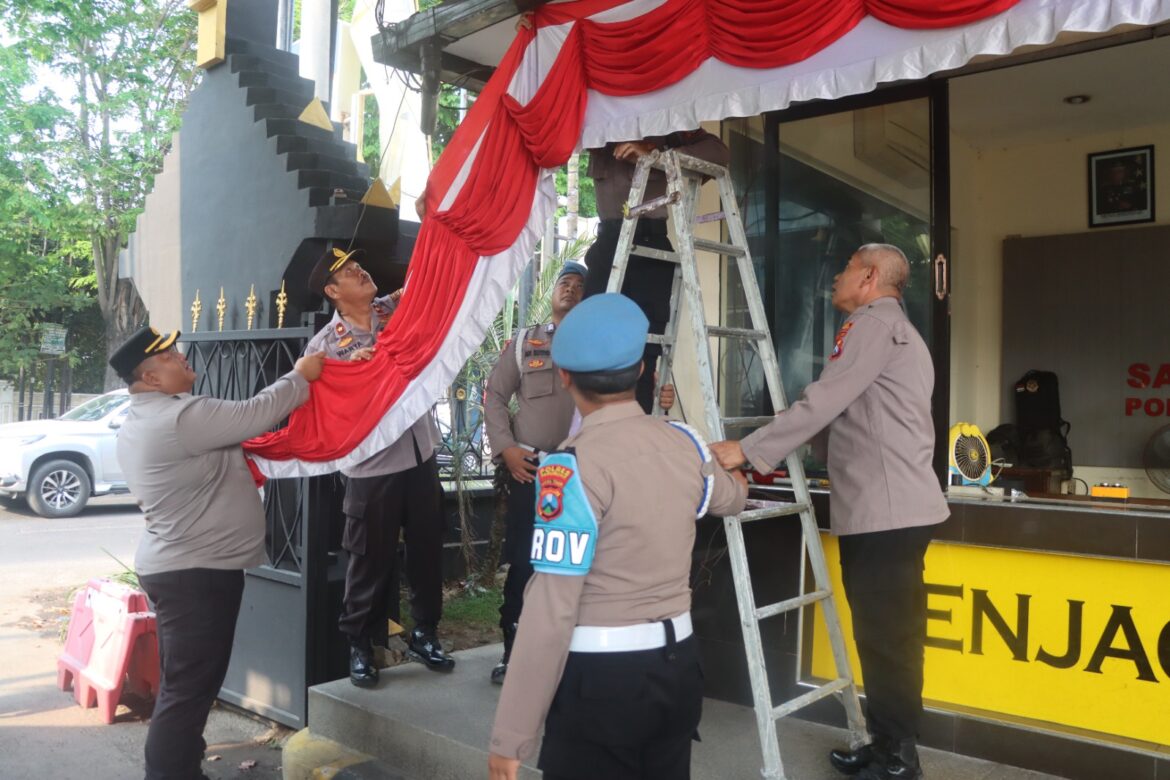 Menyemarakkan HUT ke-80 RI, Kapolres Pasuruan Pasang Umbul-Umbul, Bendera, dan Hias Kendaraan Dinas