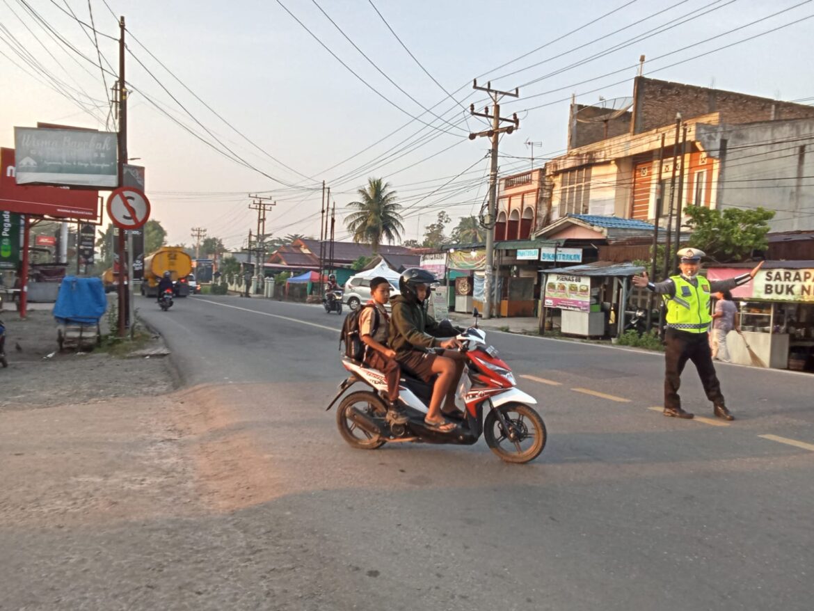 Sat Lantas Polres Batu Bara Pengaturan Lalulintas di Simpang Perumnas Lima Puluh