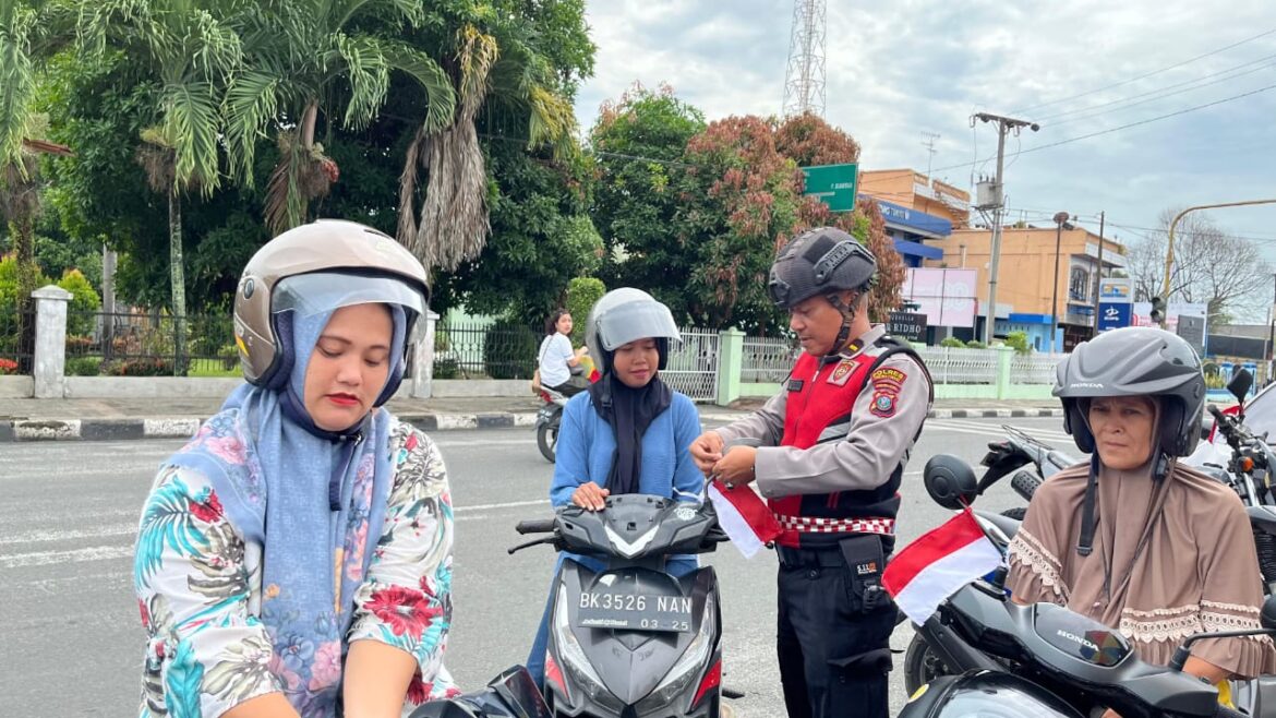 Semarakkan HUT RI Ke-80 Polres Tebing Tinggi Bagikan Bendera Merah Putih