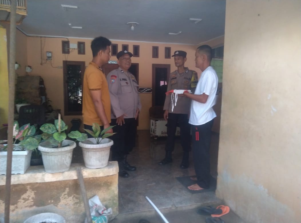 Sambang Desa Nagur Pane, Polsek Sipispis Ajak Warga Pasang Bendera Merah Putih