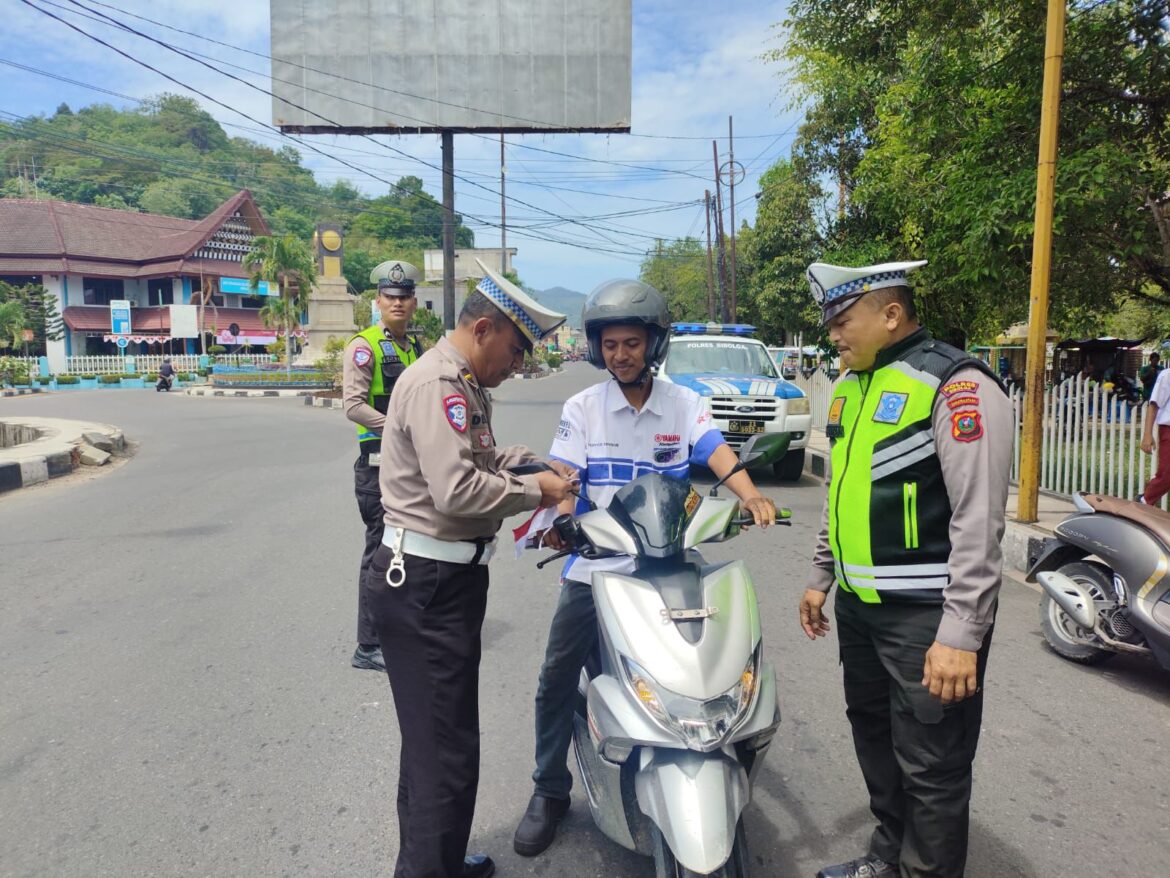 Kobarkan Semangat Kemerdekaan, Satlantas Polres Sibolga Bagikan Bendera Merah Putih