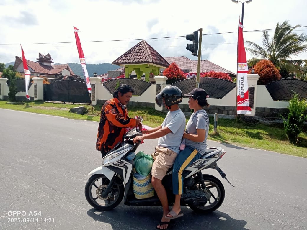 Polres Pakpak Bharat Didukung Pemuda Pancasila Himbau Masyarakat Kibarkan Bendera Merah Putih Jelang HUT RI Ke-80 