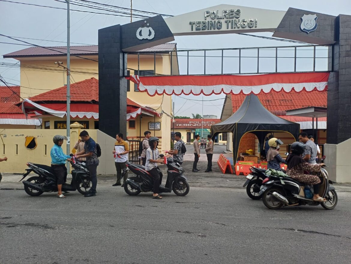 Polres Tebing Tinggi Bagikan 100 Bendera Merah Putih Sambut HUT RI ke 80