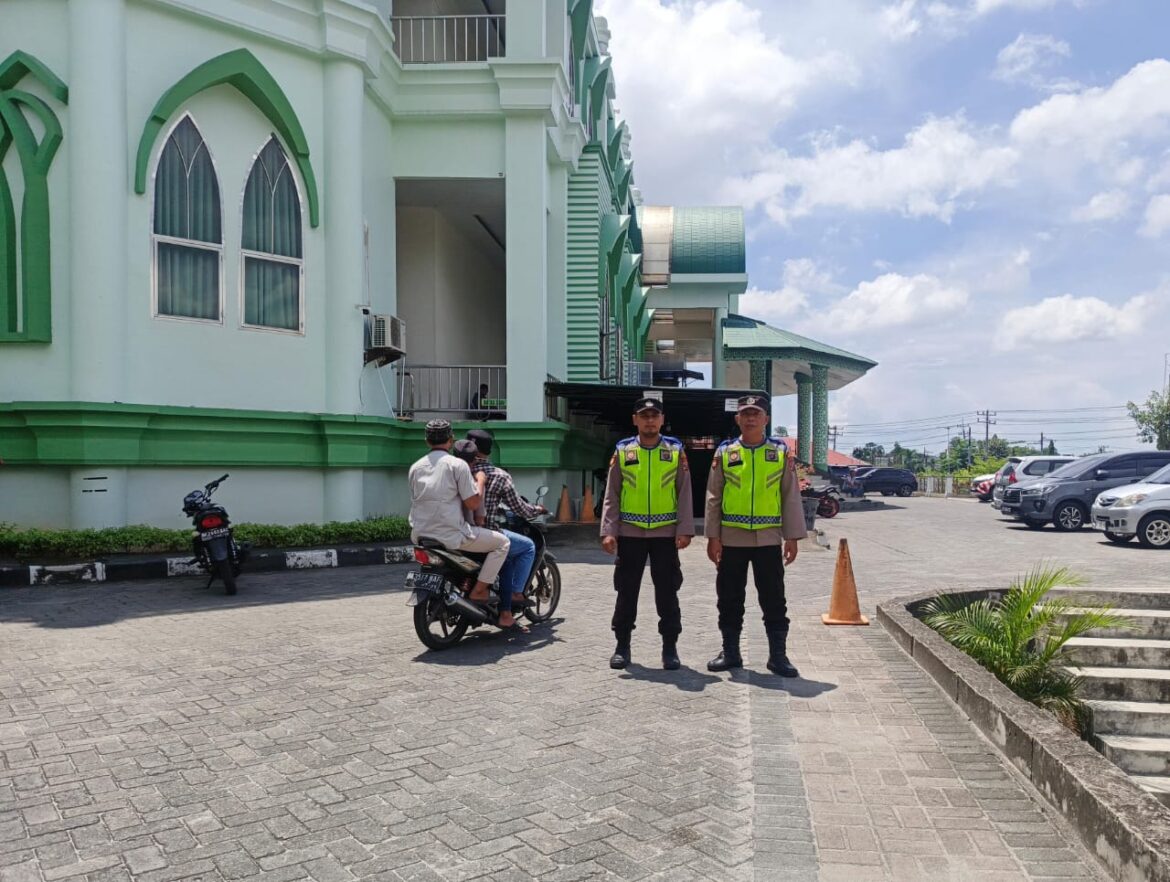 Polsek Rambutan Monitoring dan Pengamanan Sholat Jumat di Sejumlah Masjid