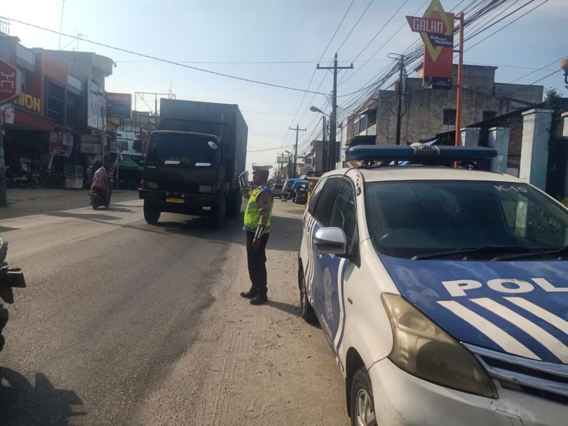 Sat Lantas Polres Batu Bara Patroli Kibas Bendera di Jalinsum