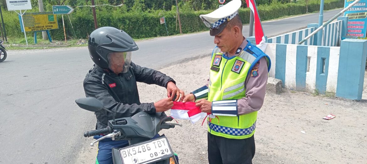 Sat Lantas Polres Batu Bara Bagikan Bendera Jelang HUT RI Ke-80