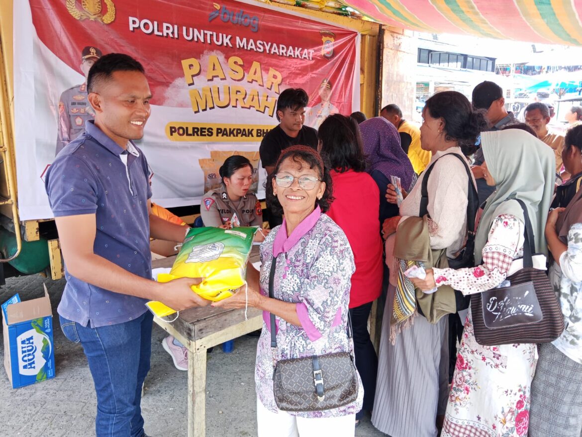 Polres Pakpak Bharat Gelar Pasar Pangan Murah Masyarakat Serbu Pasar Rakyat Sukaramai Beli Beras SPHP