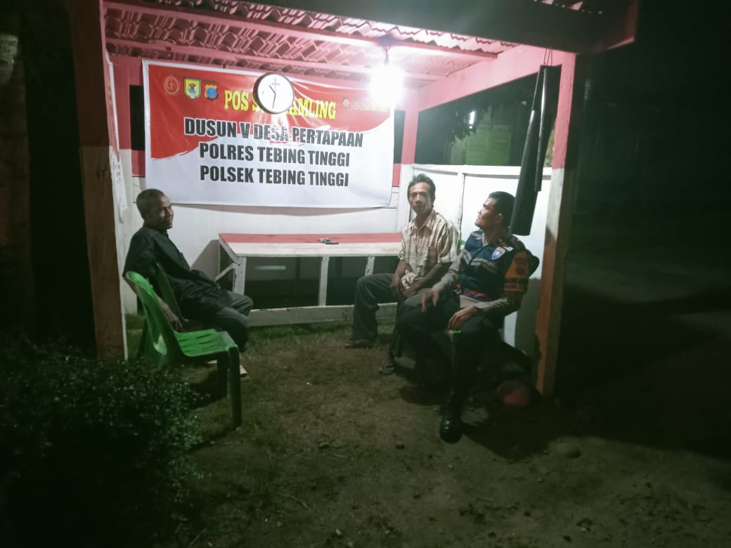 Bhabinkamtibmas Polsek Tebing Tinggi Sambangi Pos Kamling di Desa Pertapaan
