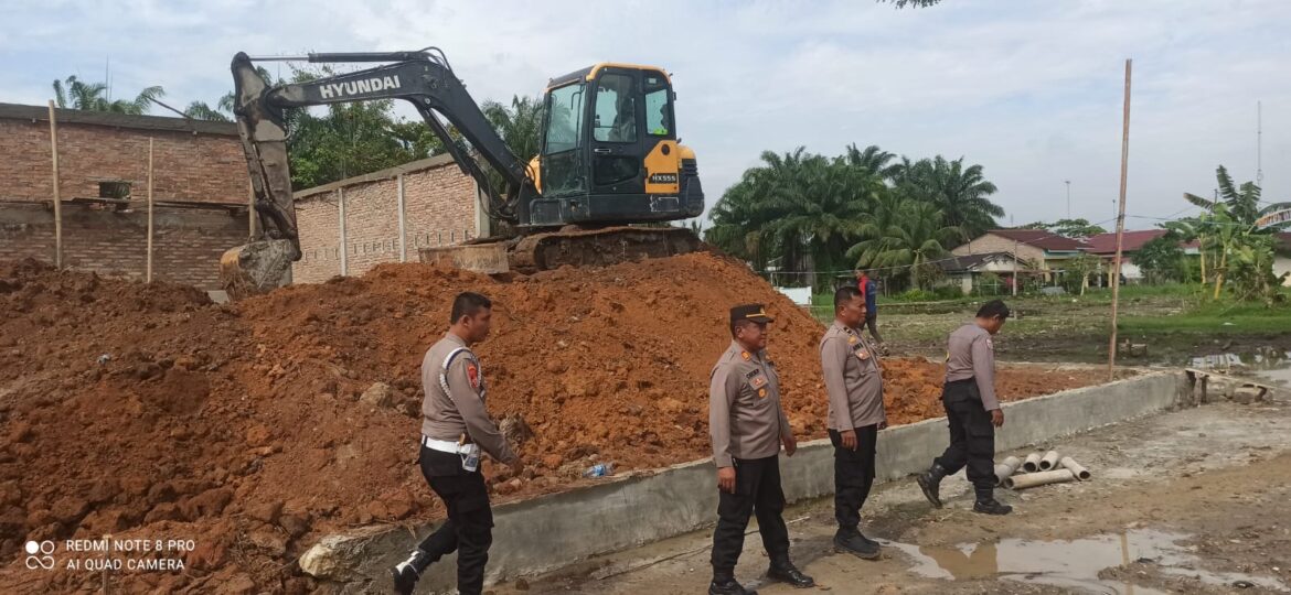Kapolsek Labuhan Ruku AKP Cecep Suhendra Cek Pembangunan Gedung SPPG