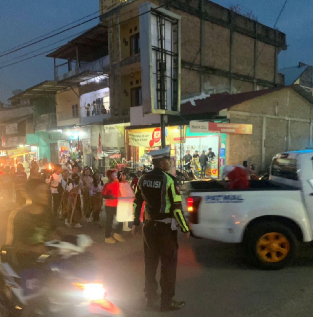 Polres Pakpak Bharat Pengamanan Pawai Obor Jelang HUT RI Ke-80 Tahun 2025