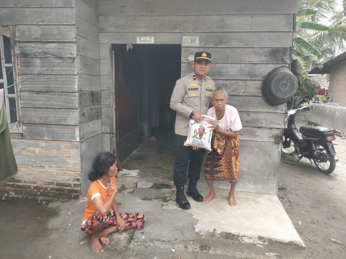 Polsek Medang Deras Berbagi di Jumat Berkah