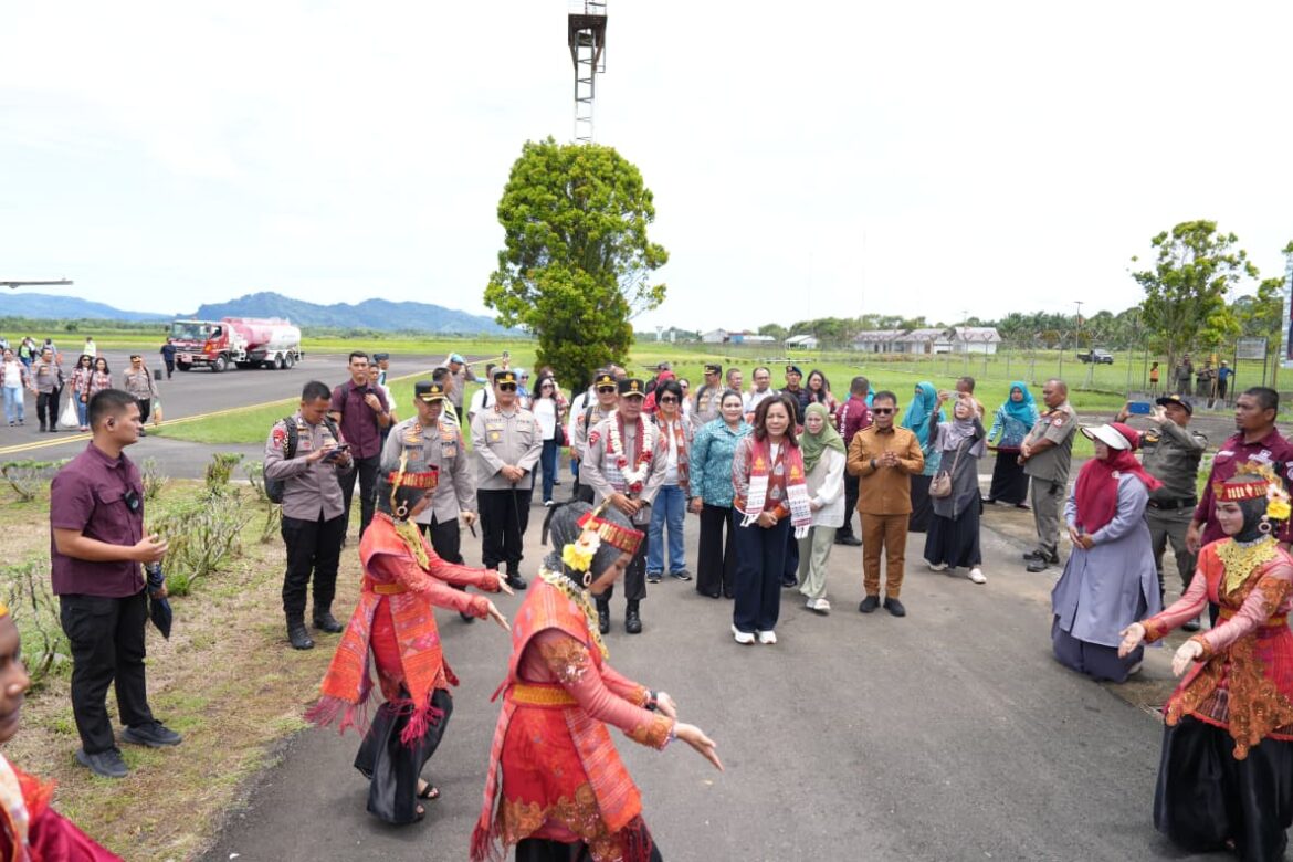 Kapolres Sibolga Dan Kapolres Tapteng, Sambut Kapolda Sumut di Bandara Pinangsori