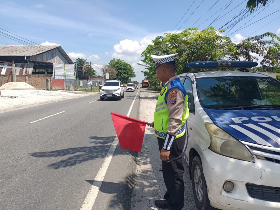 Sat Lantas Polres Batu Bara Patroli Kibas Bendera di Jalinsum