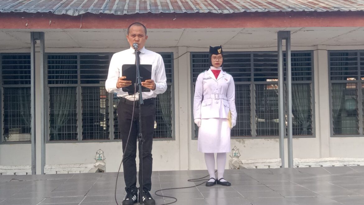 Upacara Bendera di SMK Negeri 1, Kapolres Tebing Tinggi Sampaikan Amanat