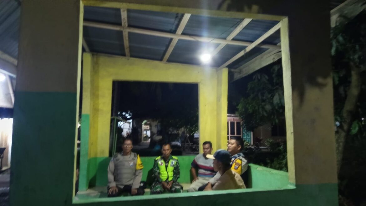 Polsek Bandar Khalifah Sambangi Pos Kamling di Desa Bandar Tengah
