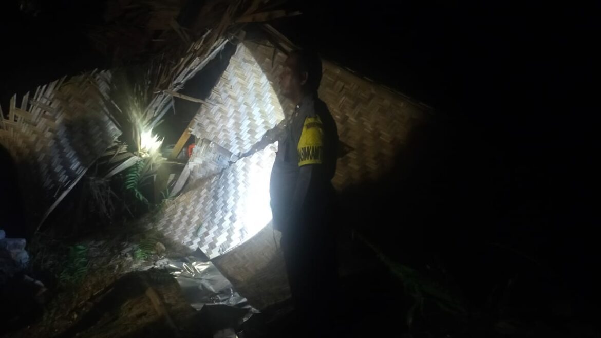 Polsek Medang Deras Cek Rumah Runtuh Diterpa Angin Kencang
