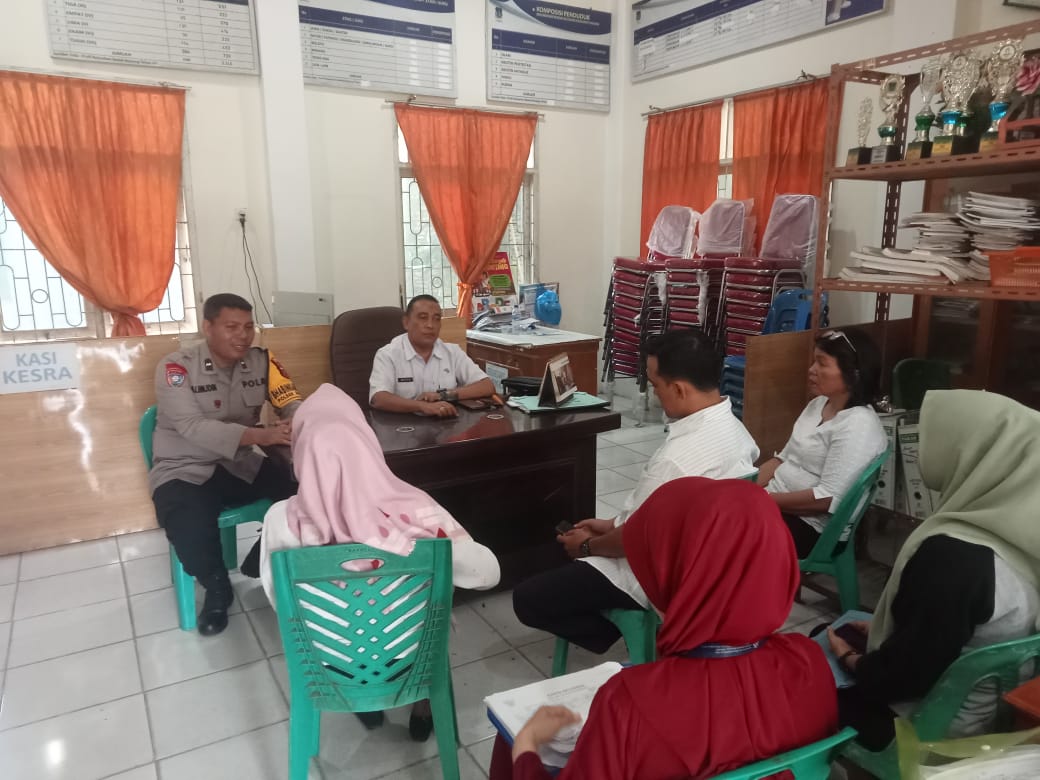 Bhabinkamtibmas Polsek Rambutan Ikuti Rakor Bansos di Kelurahan Badak Bejuang