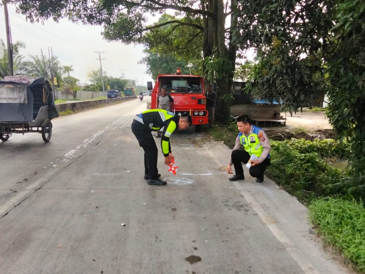 Satlantas Polres Tebing Tinggi Evakuasi Penumpang Mobil Pickup Tabrak Truk Parkir
