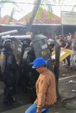 Aksi Demo Tuntut Gelar Pilkades 2026 Berujung  Bentrok Dengan Aparat Kepolisian